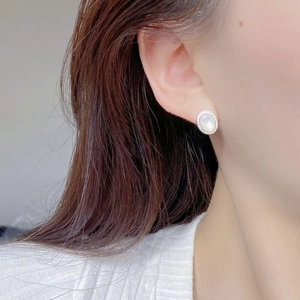 Boucles d'oreilles S925 en argent avec nacre blanche ovale et bordure torsadée chic