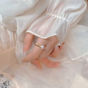 Elegant gold S925 silver twist rope ring featuring a white natural pearl for women