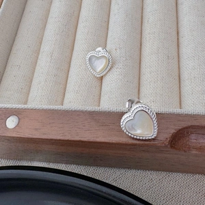 Elegant S925 silver heart stud earrings with white mother of pearl and twisted rope edges