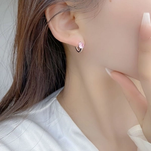Détail de la boucle d'oreille en argent S925 avec zircon rose au porté