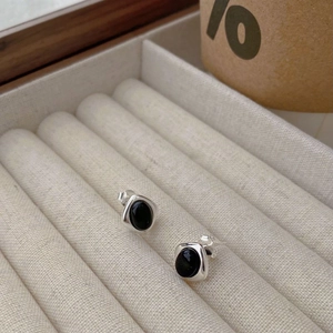 Orecchini a perno in argento S925 con onice nera dal design minimalista a forma di rombo