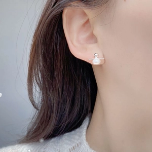 Elegant 925 sterling silver ear studs featuring a natural white freshwater pearl design