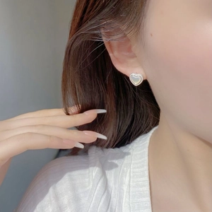 Elegant S925 sterling silver heart stud earrings with white mother of pearl inlay