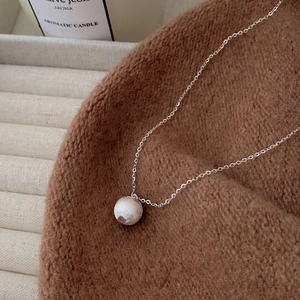 Minimalistische S925 Sterlingsilber Apfel-Halskette mit gebürstetem Finish auf Strickstoff