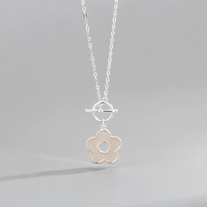 Dettaglio della collana camelia in argento S925 con conchiglia naturale e chiusura OT