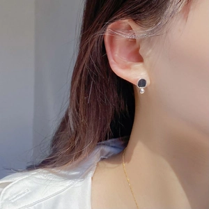 Irregular geometric S925 silver stud earring with grey enamel on female model