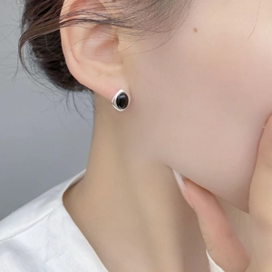 Orecchini a perno in argento sterling S925 con onice nera in forma di rombo