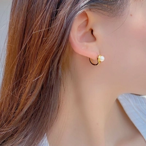 Elegant 925 silver gold-plated hoop earrings with natural freshwater pearls on model
