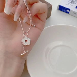 Collana in argento S925 con ciondolo a camelia in madreperla su piatto bianco