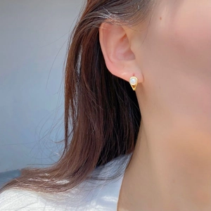 Detailed close-up of 925 silver ear hoop with 6mm natural freshwater pearl on model