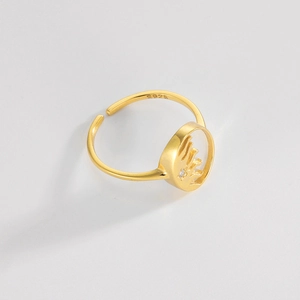 Vue détaillée d'une bague soleil en argent 925 avec nacre et pierre de zircon