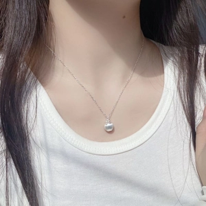 Detail der S925 Sterling Silber Apfel-Halskette mit gebürsteter Textur auf feiner Kette