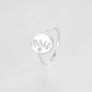 Gros plan sur bague ajustable en argent 925 avec nacre soleil et incrustation étoile