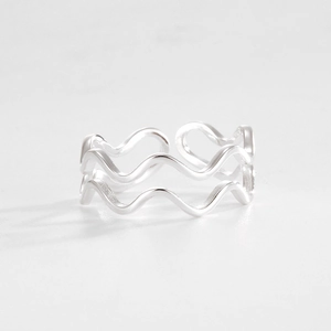 Detailed close-up of 925 sterling silver double-layer wave ring with adjustable opening