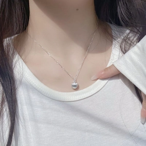 Minimalistische S925 Sterlingsilber Apfel Halskette mit gebürstetem Finish an Modell