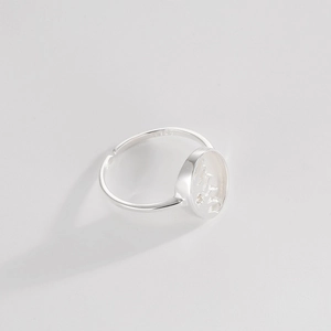 Détail de la bague en argent sterling S925 avec incrustation de nacre effet soleil