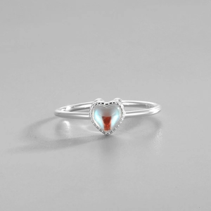 Dettaglio dell'anello a cuore in argento 925 con pietra di luna aurora e marchio