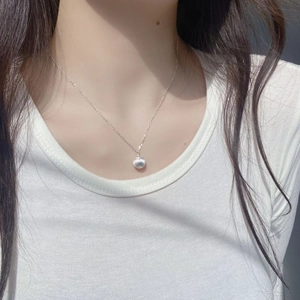 Nahaufnahme der minimalistischen S925-Silber-Apfelkette mit eleganter gebürsteter Textur