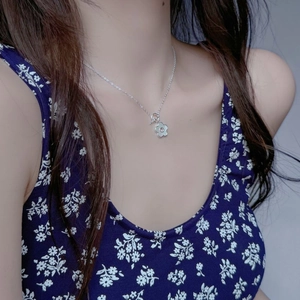 Dettaglio della collana camelia in argento S925 con conchiglia bianca e chiusura a levetta O-T
