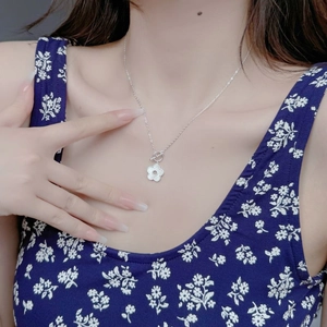 Collana camelia in argento sterling S925 con pendente in conchiglia su una modella