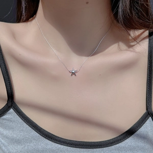 Minimalist S925 sterling silver starfish pendant necklace on model's neck