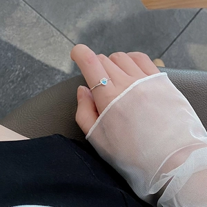 Anello minimalista in argento S925 con pietra di luna aurora a forma di cuore al dito