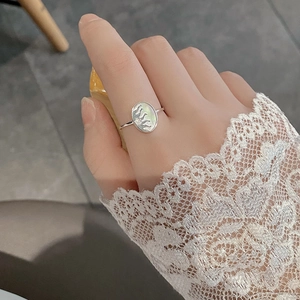 Gros plan détaillé de la bague soleil en argent 925 avec incrustation de nacre