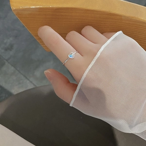 Anello minimalista in argento S925 con pietra di luna a cuore sulla mano della modella