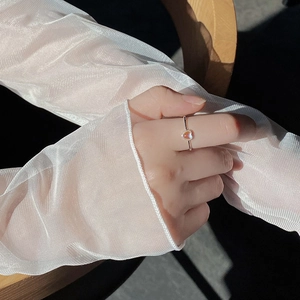 Dettaglio dell'anello cuore in pietra di luna argento S925 indossato da una modella