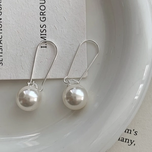 Élégantes boucles d'oreilles pendantes en argent S925 avec perles blanches rondes