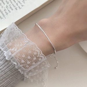 Détail du bracelet ajustable en argent sterling S925 sur modèle avec manche en dentelle