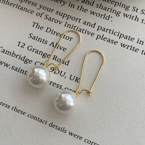Gros plan détaillé de boucles d'oreilles pendantes en argent S925 avec perles blanches