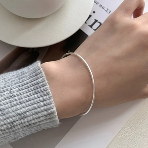 Minimalist S925 sterling silver bead bracelet with polished finish and open design