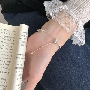 Gros plan d'un bracelet en argent sterling S925 à perles avec chaîne réglable au poignet