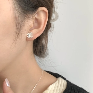 Boucles d'oreilles trèfle à quatre feuilles en argent sterling S925 pour femme motif mat