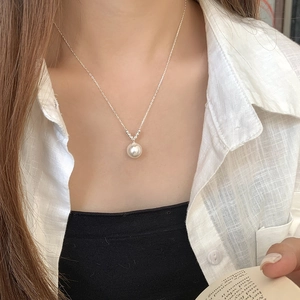 Elegant S925 sterling silver necklace with single white shell pearl pendant on model