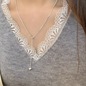 Detail of adjustable 925 silver Y-shaped long tassel necklace with heart pendant