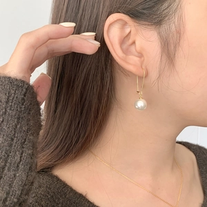 Boucles d'oreilles pendantes en argent S925 et perles dorées au design minimaliste chic
