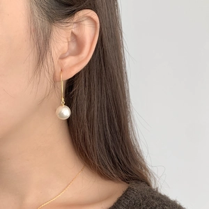 Gros plan de boucles d'oreilles perles en argent S925 avec longs crochets dorés élégants
