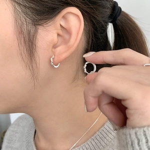 Detail der silbernen S925 Sterling Silber Ohrringe mit gewelltem Blattdesign am Modell getragen