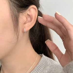 Nahaufnahme von S925 Sterlingsilber Creolen mit Blattstruktur am weiblichen Ohr