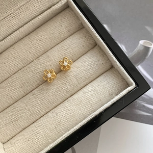 Exquisite S925 sterling silver hollow flower stud earrings with sparkling cubic zirconia