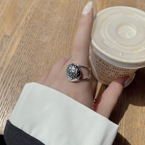 Minimalist S925 sterling silver ring with hammered circular texture and double-band design