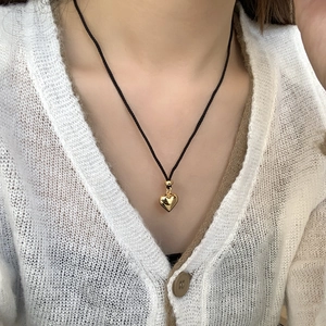 Collier cœur minimaliste en argent S925 avec pendentif doré et cordon noir ajustable