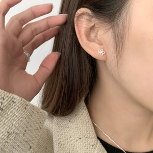 Elegant hollow S925 sterling silver flower stud earrings with sparkling crystals