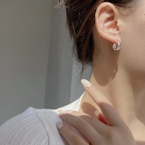Boucles d'oreilles géométriques en argent sterling S925 double couche sur mannequin