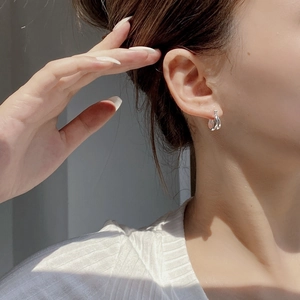 Détail de boucles d'oreilles géométriques double couche en argent sterling S925 sur modèle