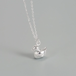 Minimalistische Halskette aus 925er Sterlingsilber mit poliertem 3D Entenanhänger für Damen