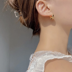 Polished chunky gold hoop earrings in S925 sterling silver for a minimalist retro look
