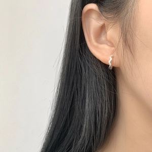 S925 Sterling Silber Creolen mit Blattstruktur am Ohr eines Models getragen